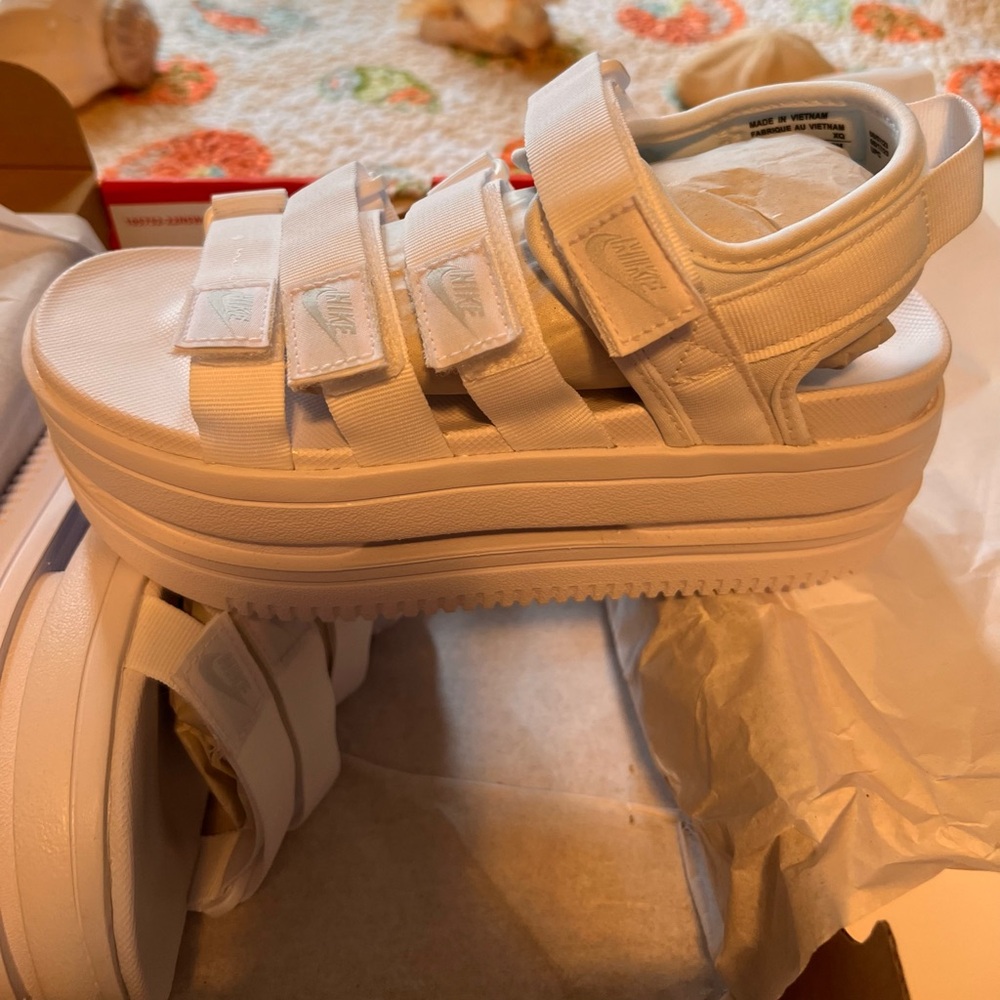 NIB Nike Icon Classic sandal